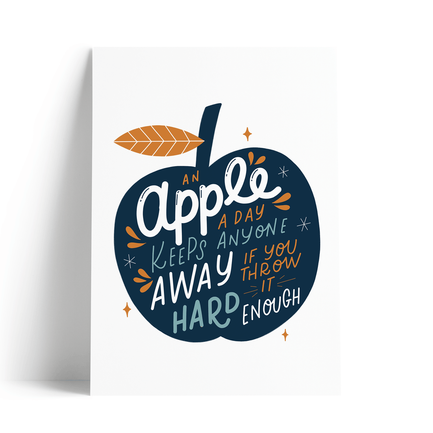 Print (plakát) s vtipným citátem An Apple A Day Keeps Anyone Away If You Throw It Hard Enough