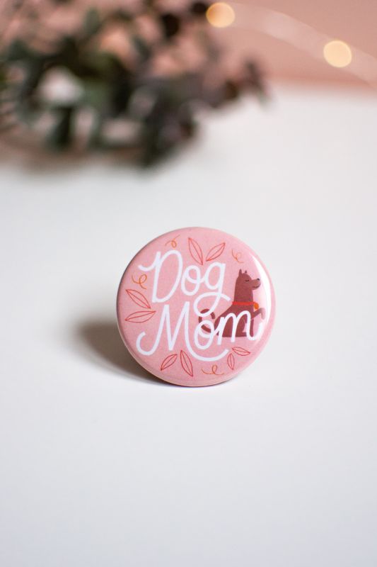 Placka s psím motivem Dog Mom, ⌀ 37 mm