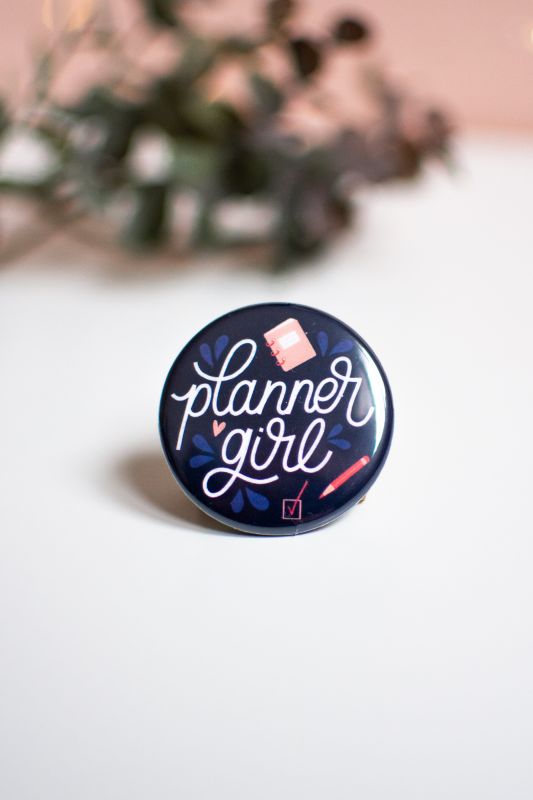 Placka s plánovacím motivem Planner girl, ⌀ 37 mm